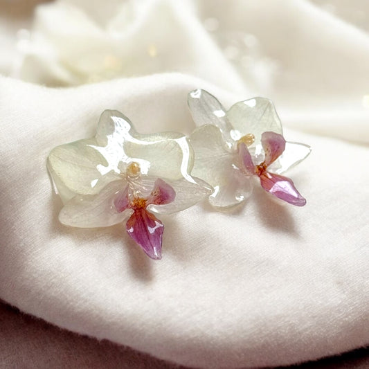 Botanische Ohrringe mit echten Orchideen in Resin, handgefertigt, hypoallergen, Naturblumen-Schmuck von KraftInNatur