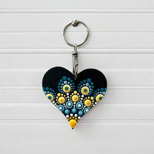 Handgefertigter Schlüsselanhänger von Kunst Galerie Colorie aus Holz mit buntem Dotwork und Edelstahlring. Maße 6 cm x 6 cm. Einzigartiges Kunstwerk für den Alltag.