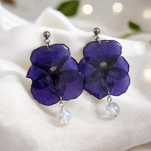 Botanische Ohrringe mit echten Stiefmütterchen in Resin, handgefertigt, hypoallergen, Naturblumen-Schmuck mit Kirstall von KraftInNatur
