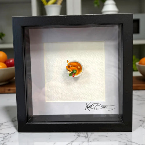 Shrimp Rahmen – Miniaturkunst im 22×22 cm Rahmen, handgemacht aus Polymer Clay & Harz von Kunstbissen / BFLY Frames, realistisches Garnelen-Kunstwerk