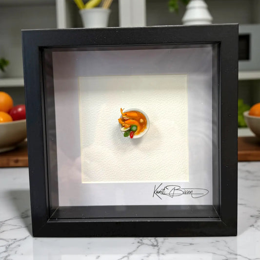 Shrimp Rahmen – Miniaturkunst im 22×22 cm Rahmen, handgemacht aus Polymer Clay & Harz von Kunstbissen / BFLY Frames, realistisches Garnelen-Kunstwerk