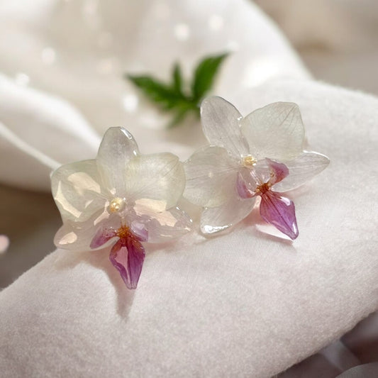 Botanische Ohrringe mit echten Orchideen in Resin, handgefertigt, hypoallergen, Naturblumen-Schmuck von KraftInNatur