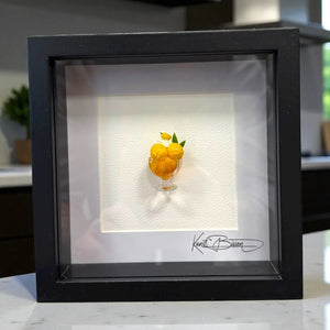 Orangen Sorbet – Miniaturkunst im 22×22 cm Rahmen, handgemacht aus Polymer Clay & Harz von Kunstbissen / BFLY Frames, realistisches Miniatur-Dessert