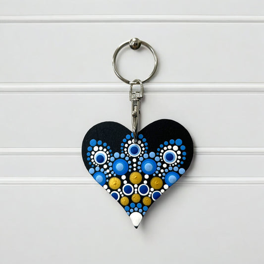 Handgefertigter Schlüsselanhänger von Kunst Galerie Colorie aus Holz mit buntem Dotwork und Edelstahlring. Maße 6 cm x 6 cm. Einzigartiges Kunstwerk für den Alltag.