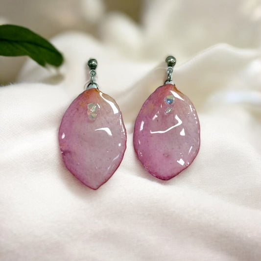 Botanische Ohrringe mit echten Rosenblatt in Resin, handgefertigt, hypoallergen, Naturblumen-Schmuck von KraftInNatur