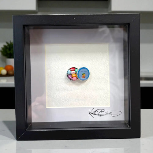 Döschen mit Macarons – Miniaturkunst im 22×22 cm Rahmen, handgemacht aus Polymer Clay & Harz von Kunstbissen / BFLY Frames, französische Miniatur-Patisserie