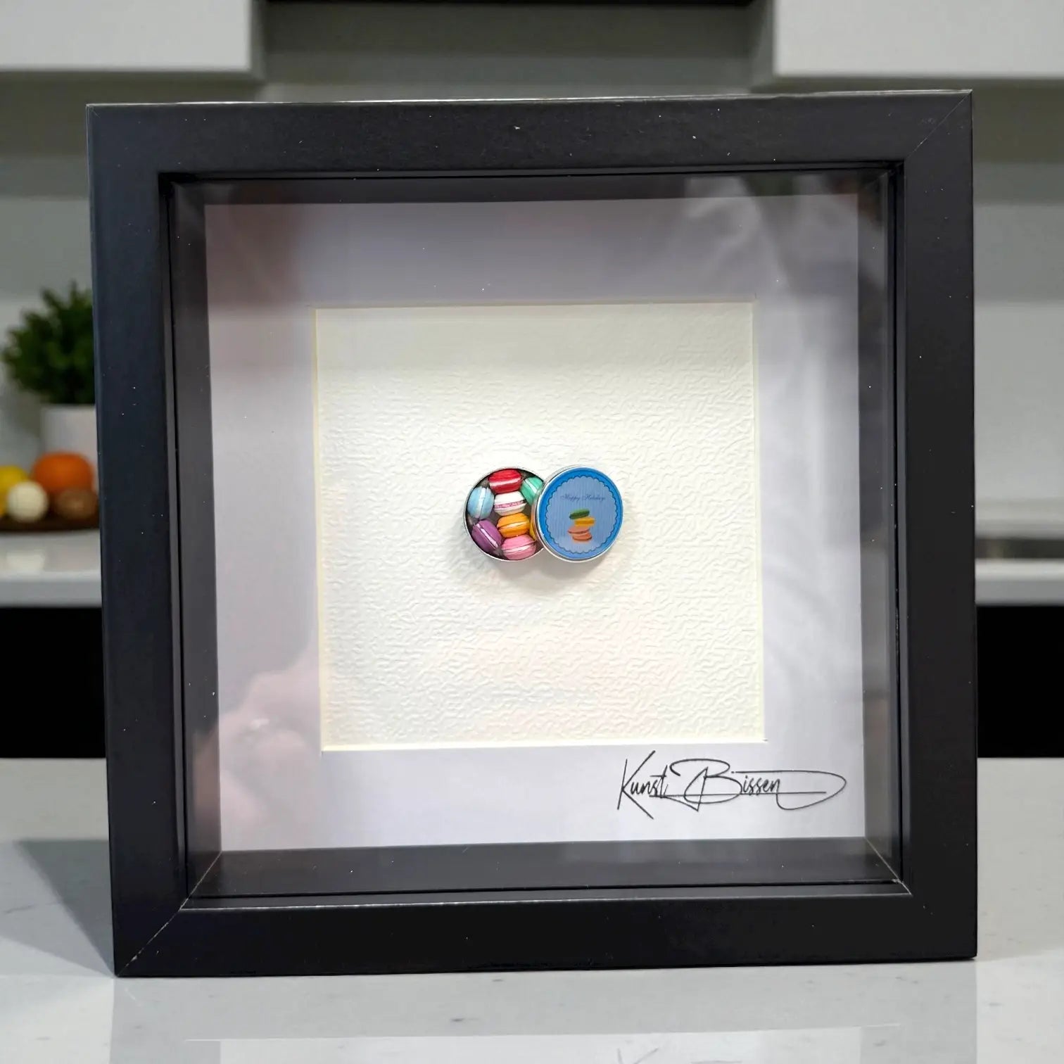 Döschen mit Macarons – Miniaturkunst im 22×22 cm Rahmen, handgemacht aus Polymer Clay & Harz von Kunstbissen / BFLY Frames, französische Miniatur-Patisserie