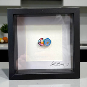 Döschen mit Macarons – Miniaturkunst im 22×22 cm Rahmen, handgemacht aus Polymer Clay & Harz von Kunstbissen / BFLY Frames, französische Miniatur-Patisserie