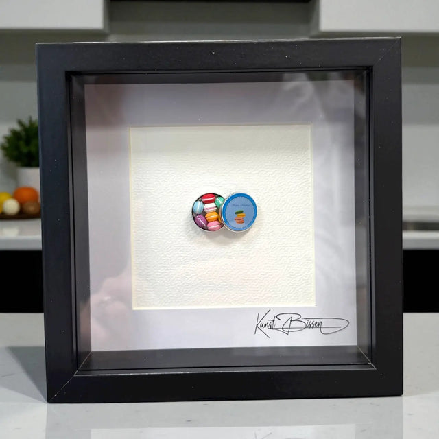 Döschen mit Macarons – Miniaturkunst im 22×22 cm Rahmen, handgemacht aus Polymer Clay & Harz von Kunstbissen / BFLY Frames, französische Miniatur-Patisserie