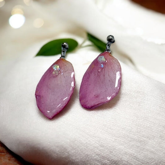 Botanische Ohrringe mit echten Rosenblatt in Resin, handgefertigt, hypoallergen, Naturblumen-Schmuck von KraftInNatur