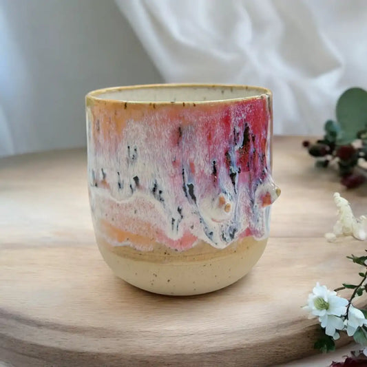 Busenbecher von Artstudio Izzi – handgefertigte Steinzeugtasse mit Busen-Design, lebensmittelechte Glasur, ca. 8 × 9 cm
