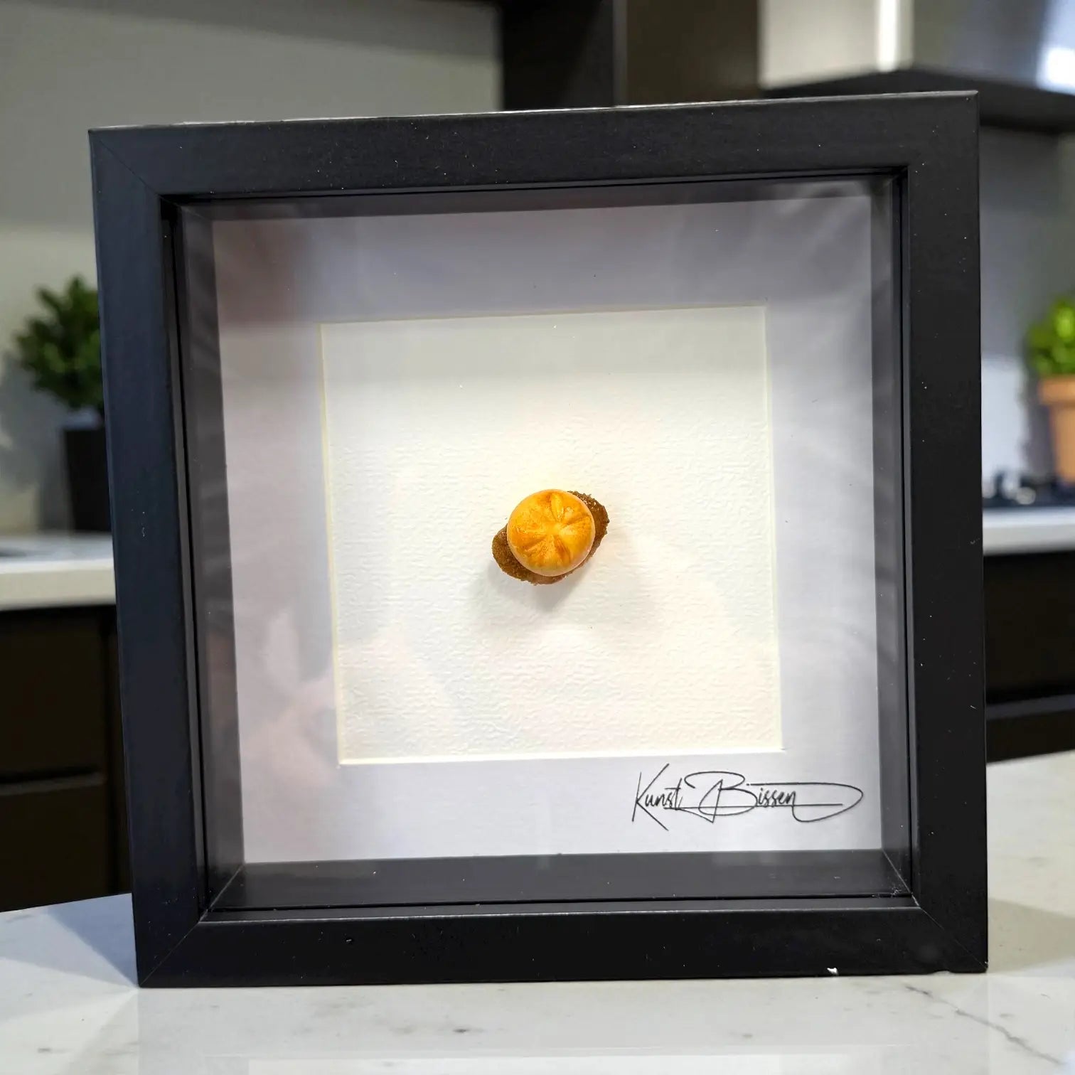 Schnitzelsemmerl – Miniaturkunst im 22×22 cm Rahmen, handgemacht aus Polymer Clay & Harz von Kunstbissen / BFLY Frames, Wiener Klassiker als Miniaturkunstwerk