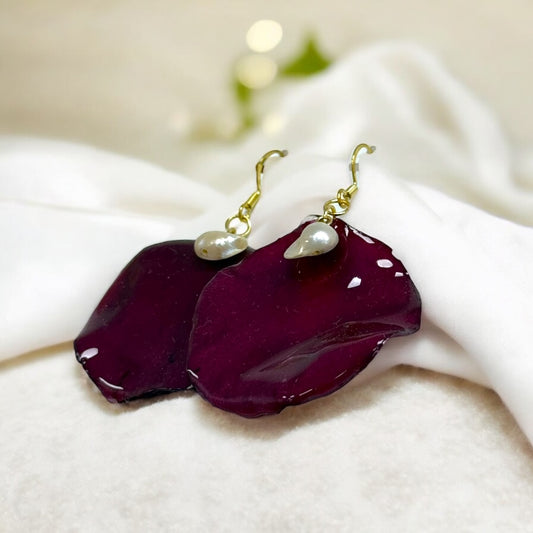Botanische Ohrringe mit echten Rosenblättern in Resin, handgefertigt, hypoallergen, Naturblumen-Schmuck mit Perle von KraftInNatur