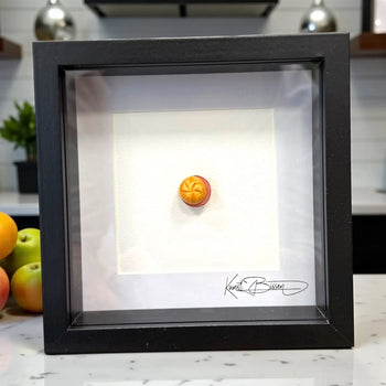 Leberkässemmerl – Miniaturkunst im 22×22 cm Rahmen, handgefertigt aus Polymer Clay & Harz von Kunstbissen / BFLY Frames, Wiener Klassiker als Kunstwerk