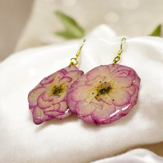Botanische Ohrringe mit echten Zierrosen in Resin, handgefertigt, hypoallergen, Naturblumen-Schmuck von KraftInNatur