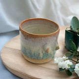 Busenbecher von Artstudio Izzi – handgefertigte Steinzeugtasse mit Busen-Design, lebensmittelechte Glasur, ca. 8 × 9 cm
