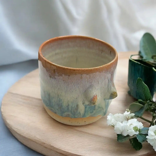 Busenbecher von Artstudio Izzi – handgefertigte Steinzeugtasse mit Busen-Design, lebensmittelechte Glasur, ca. 8 × 9 cm