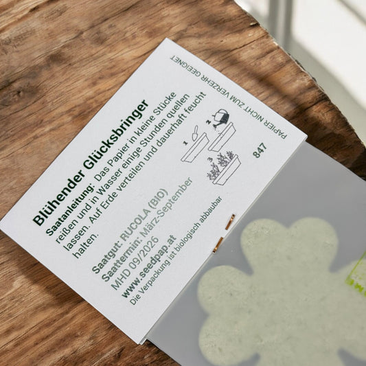 Mini Glücksbringer aus Saatpapier mit Kleeblatt-Motiv, handgeschöpft und biologisch abbaubar. Enthält Bio-Rucola-Saatgut. Perfekt als kleine Aufmerksamkeit oder nachhaltiges Geschenk.