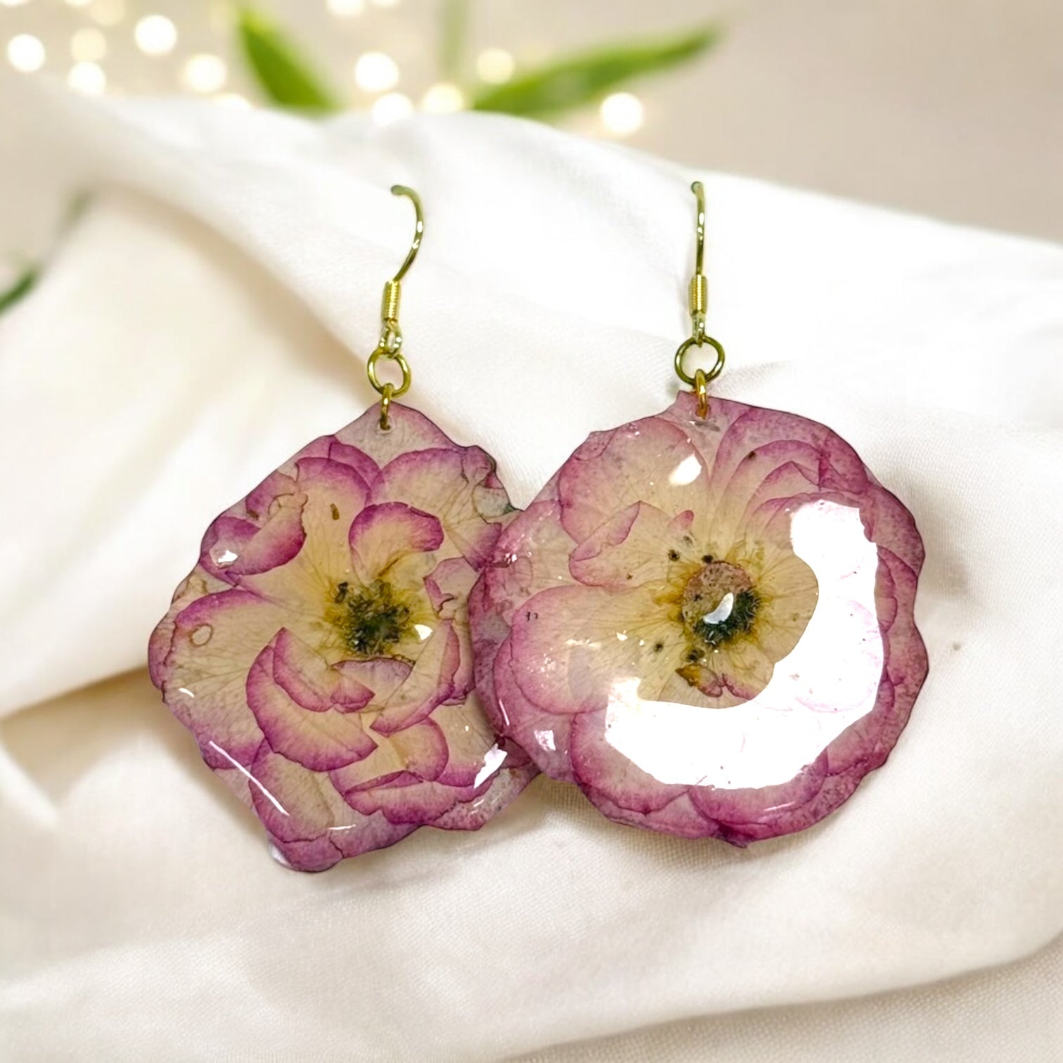 Botanische Ohrringe mit echten Zierrosen in Resin, handgefertigt, hypoallergen, Naturblumen-Schmuck von KraftInNatur