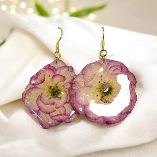 Botanische Ohrringe mit echten Zierrosen in Resin, handgefertigt, hypoallergen, Naturblumen-Schmuck von KraftInNatur