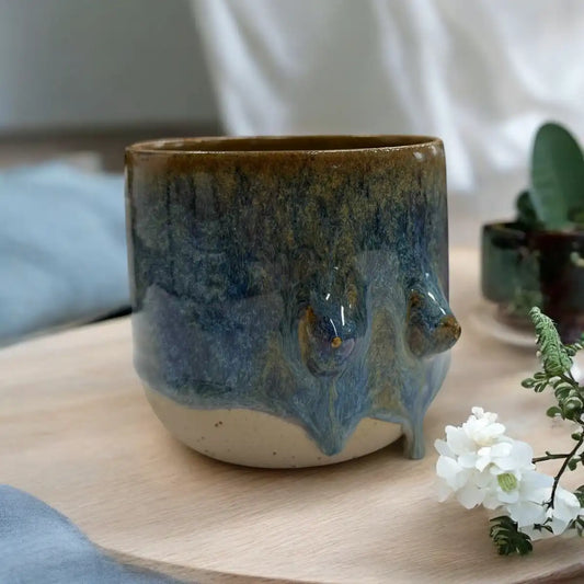 Busenbecher von Artstudio Izzi – handgefertigte Steinzeugtasse mit Busen-Design, lebensmittelechte Glasur, ca. 8 × 9 cm