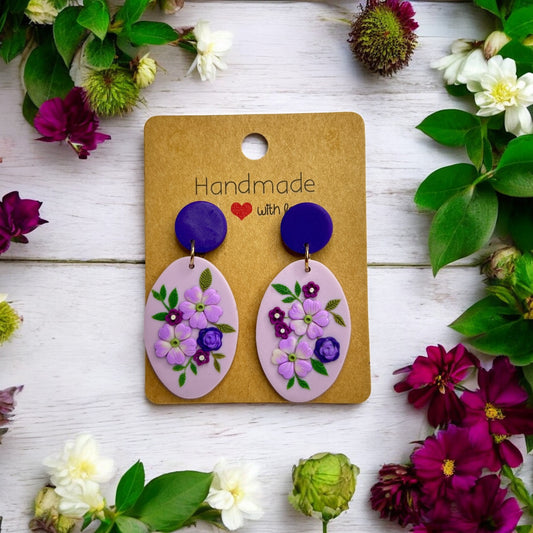 Handgemachte Ohrringe von Fleurissima Bijou aus Polymer Clay mit floralen Designs und rostfreiem Edelstahl. Einzigartige Unikate für sensible Ohren.