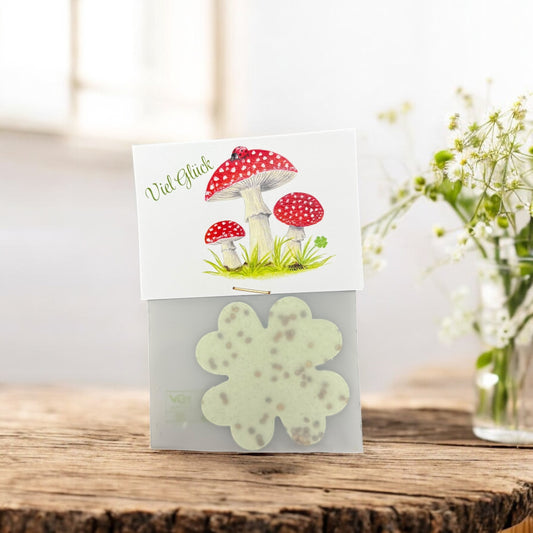 Mini Glücksbringer aus Saatpapier mit Kleeblatt-Motiv, handgeschöpft und biologisch abbaubar. Enthält Bio-Rucola-Saatgut. Perfekt als kleine Aufmerksamkeit oder nachhaltiges Geschenk.