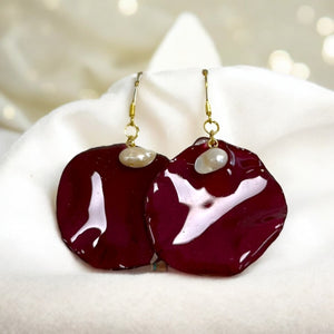 Botanische Ohrringe mit echten Rosenblättern in Resin, handgefertigt, hypoallergen, Naturblumen-Schmuck mit Perle von KraftInNatur
