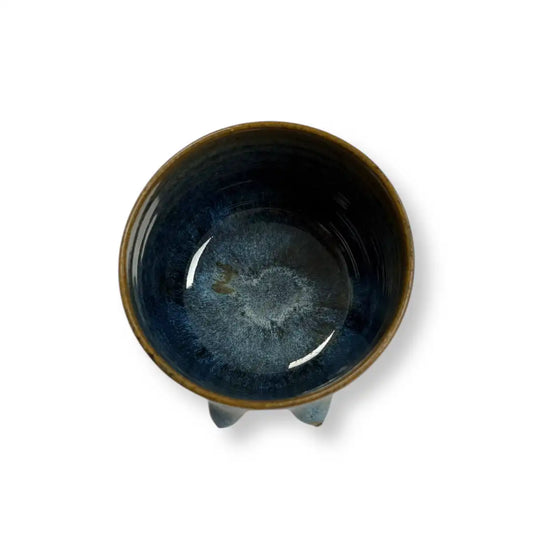 Busenbecher von Artstudio Izzi – handgefertigte Steinzeugtasse mit Busen-Design, lebensmittelechte Glasur, ca. 8 × 9 cm