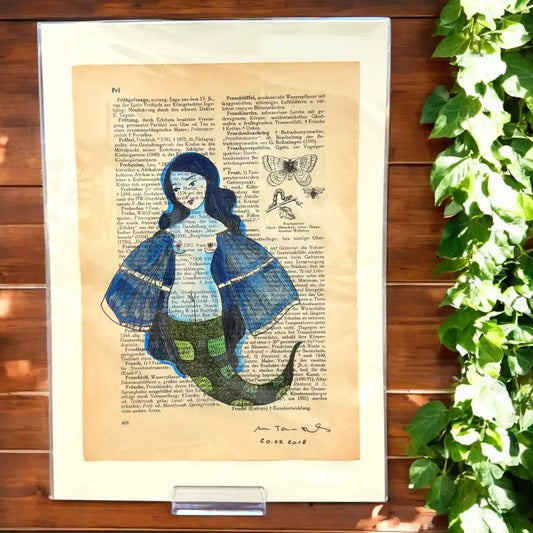 Original-Illustration von Book Fairy Art auf alter Buchseite mit Passepartout und optionalem Nussrahmen – nachhaltige Kunst aus Österreich