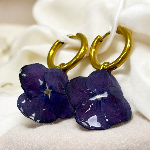 Botanische Ohrringe mit echten Hortensien in Resin, handgefertigt, hypoallergen, Naturblumen-Schmuck von KraftInNatur