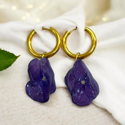 Botanische Ohrringe mit echten Hortensien in Resin, handgefertigt, hypoallergen, Naturblumen-Schmuck von KraftInNatur