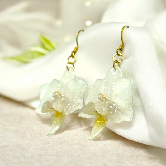 Botanische Ohrringe mit echten Orchideen in Resin, handgefertigt, hypoallergen, Naturblumen-Schmuck von KraftInNatur