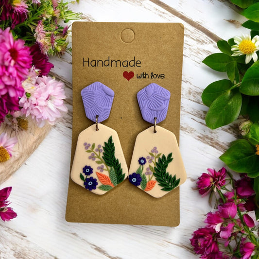 Handgemachte Ohrringe von Fleurissima Bijou aus Polymer Clay mit floralen Designs und rostfreiem Edelstahl. Einzigartige Unikate für sensible Ohren.