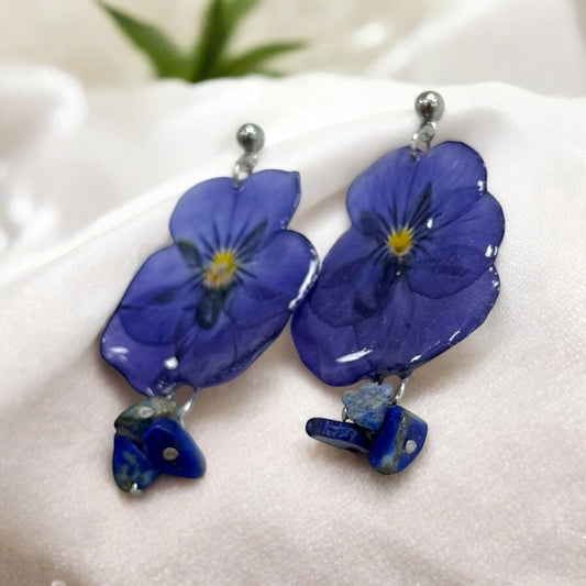 Botanische Ohrringe mit echten Stiefmütterchen in Resin, handgefertigt, hypoallergen, Naturblumen-Schmuck mit Lapis Lazuli von KraftInNatur