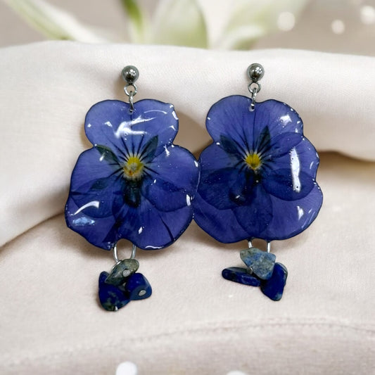 Botanische Ohrringe mit echten Stiefmütterchen in Resin, handgefertigt, hypoallergen, Naturblumen-Schmuck mit Lapis Lazuli von KraftInNatur