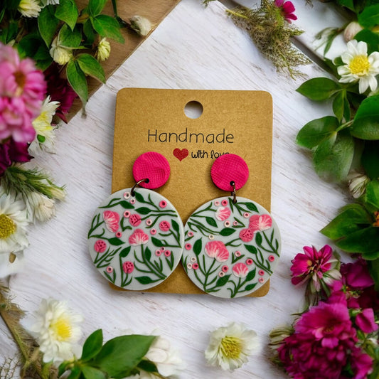 Handgemachte Ohrringe von Fleurissima Bijou aus Polymer Clay mit floralen Designs und rostfreiem Edelstahl. Einzigartige Unikate für sensible Ohren bei Dreizack Wien