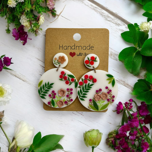 Handgemachte Ohrringe von Fleurissima Bijou aus Polymer Clay mit floralen Designs und rostfreiem Edelstahl. Einzigartige Unikate für sensible Ohren.