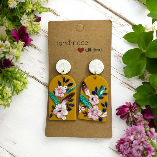Handgemachte Ohrringe von Fleurissima Bijou aus Polymer Clay mit floralen Designs und rostfreiem Edelstahl. Einzigartige Unikate für sensible Ohren.