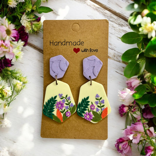 Handgemachte Ohrringe von Fleurissima Bijou aus Polymer Clay mit floralen Designs und rostfreiem Edelstahl. Einzigartige Unikate für sensible Ohren.