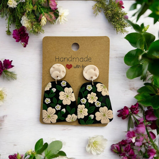 Handgemachte Ohrringe von Fleurissima Bijou aus Polymer Clay mit floralen Designs und rostfreiem Edelstahl. Einzigartige Unikate für sensible Ohren.