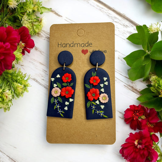 Handgemachte Ohrringe von Fleurissima Bijou aus Polymer Clay mit floralen Designs und rostfreiem Edelstahl. Einzigartige Unikate für sensible Ohren.