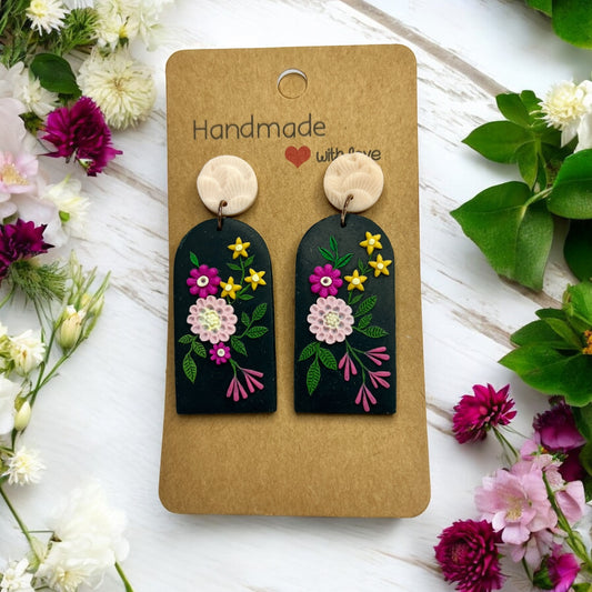 Handgemachte Ohrringe von Fleurissima Bijou aus Polymer Clay mit floralen Designs und rostfreiem Edelstahl. Einzigartige Unikate für sensible Ohren.