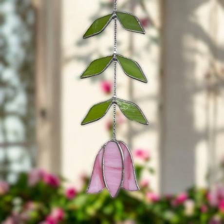 Tulpe, Handgemachte Glasdeko von Magpie Castle, Tiffany-Technik, Naturmotive wie Monstera, Pilze & Blumen, zum Aufhängen oder als Pflanzenstecker, kunstvolle Glaskunst aus Österreich.