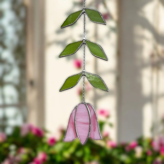 Tulpe, Handgemachte Glasdeko von Magpie Castle, Tiffany-Technik, Naturmotive wie Monstera, Pilze & Blumen, zum Aufhängen oder als Pflanzenstecker, kunstvolle Glaskunst aus Österreich.
