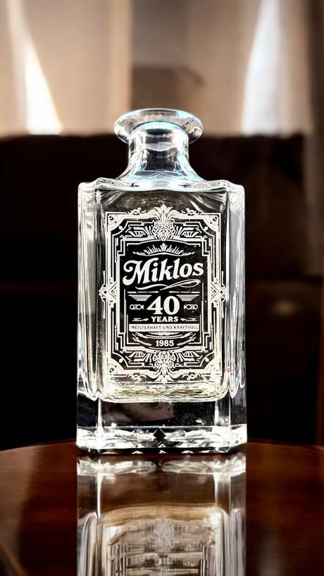 Personalisiertes Whiskey-Set von Whisiskey mit Gravur, inkl. Glaskaraffe (700ml), 2 Whiskey-Gläsern, Kühlsteinen & Luxus-Geschenkbox, elegantes Geschenk für Whiskey-Liebhaber, graviert in Wien.