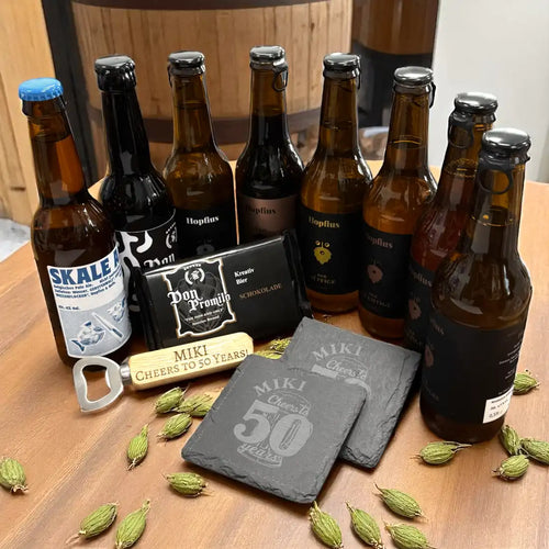 Geschenkset für Bierliebhaber mit 8 Bieren, Bierschokolade, gravierbarem Flaschenöffner und Untersetzern

