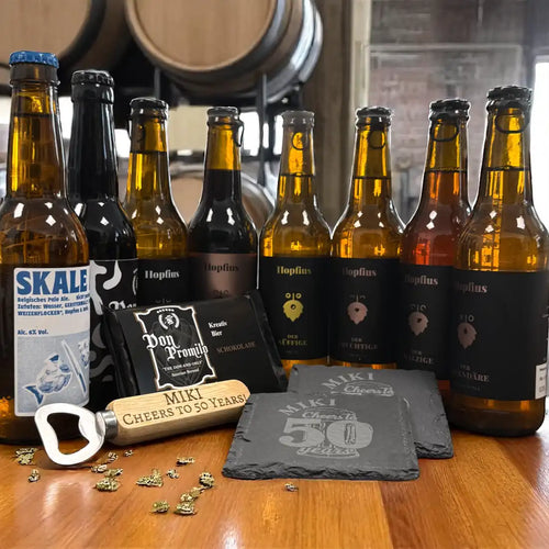 Geschenkset für Bierliebhaber mit 8 Bieren, Bierschokolade, gravierbarem Flaschenöffner und Untersetzern

