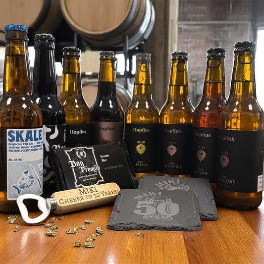Geschenkset für Bierliebhaber mit 8 Bieren, Bierschokolade, gravierbarem Flaschenöffner und Untersetzern

