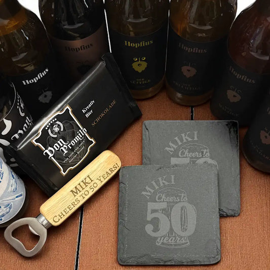 Geschenkset für Bierliebhaber mit 8 Bieren, Bierschokolade, gravierbarem Flaschenöffner und Untersetzern


